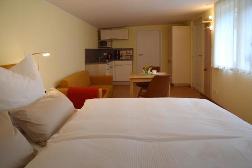 德累斯顿Ferienquartier Goethe33的一间带白色床的卧室和一间厨房