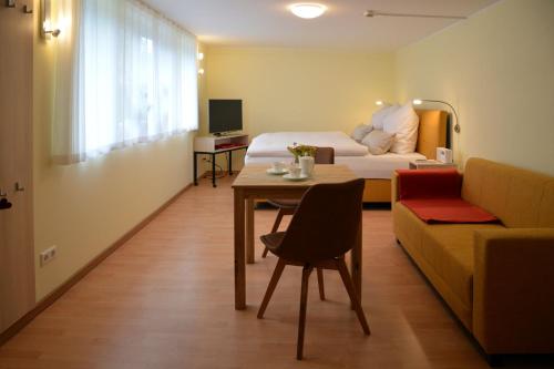 德累斯顿Ferienquartier Goethe33的酒店客房配有床、桌子和沙发。