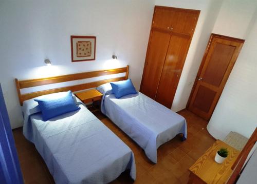 阿格特Palmeral PaMi的一间酒店客房,设有两张床和一扇门