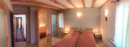 萨莫科夫四季酒店的一间卧室,卧室内配有一张大床