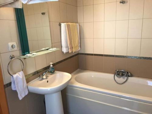 萨莫科夫四季酒店的浴室配有盥洗盆、浴缸和盥洗盆