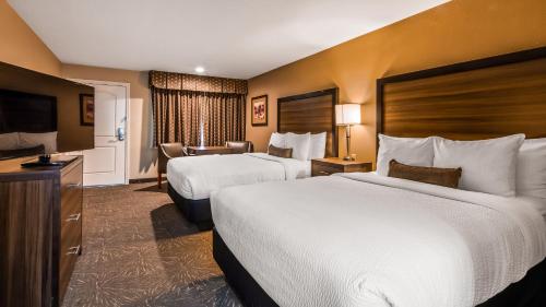 约翰迪角诺戴贝斯特韦斯特酒店的酒店客房设有两张床和电视。