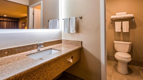 约翰迪角诺戴贝斯特韦斯特酒店的一间带水槽、卫生间和镜子的浴室