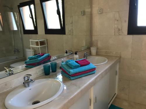EsteponaLa Galera的浴室设有2个水槽和镜子