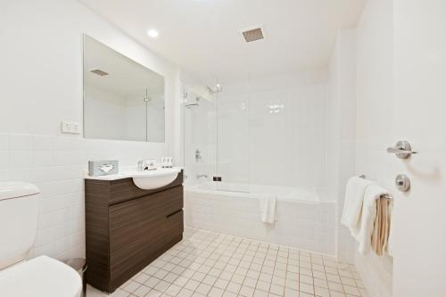 纽卡斯尔奎斯特纽卡斯尔酒店的白色的浴室设有浴缸和水槽。