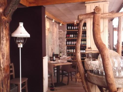 马贾罗坎达普西尼酒店的一间用餐室,配有一张桌子和一瓶葡萄酒