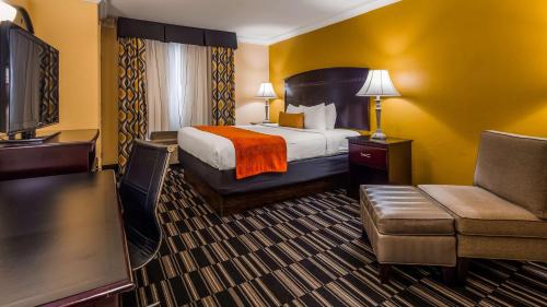 俄克拉何马城Best Western Plus Barsana Hotel & Suites的酒店客房,配有床和沙发