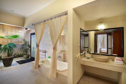 布阿巴厘岛别墅酒店的一间浴室