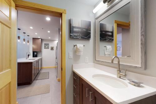 铜山Passage Point 422的一间带水槽和镜子的浴室