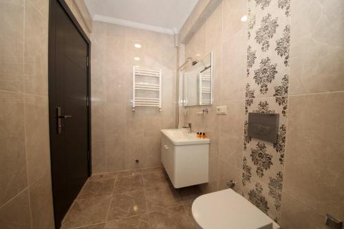 伊斯坦布尔Corner Suite的一间带卫生间和水槽的浴室