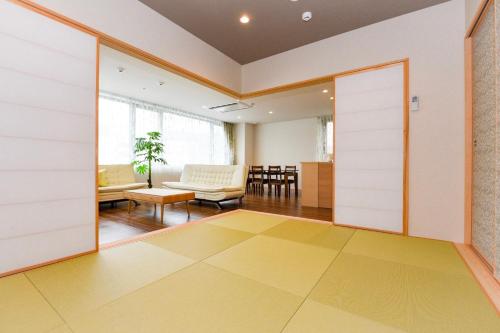 小樽Ryo An的一间设有推拉门的房间和一间客厅
