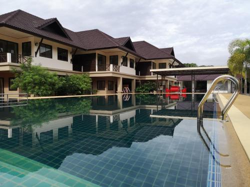 Ban Wang TakhraiSophia Resort的房屋前的游泳池