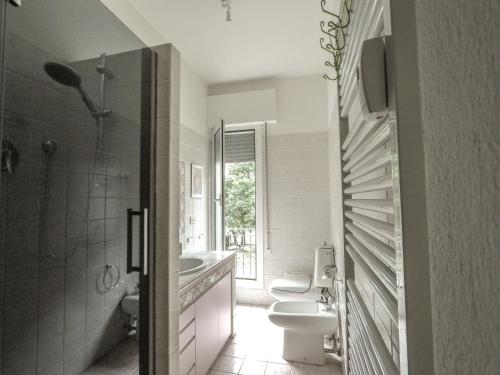 博洛尼亚Residenza Riva Reno - BOLOGNA的浴室配有卫生间、盥洗盆和淋浴。
