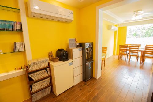 和平区松鹤山水 的一间厨房,里面设有黄色的墙壁和冰箱