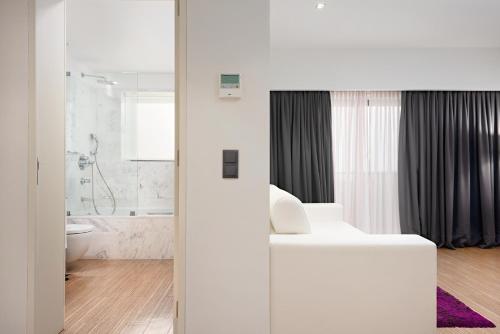 塞辛布拉道斯孜伯劳斯酒店的白色的浴室设有卫生间和水槽。
