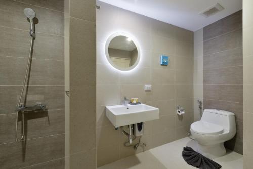 乔木提恩海滩T2 Jomtien Pattaya的浴室配有卫生间、盥洗盆和淋浴。