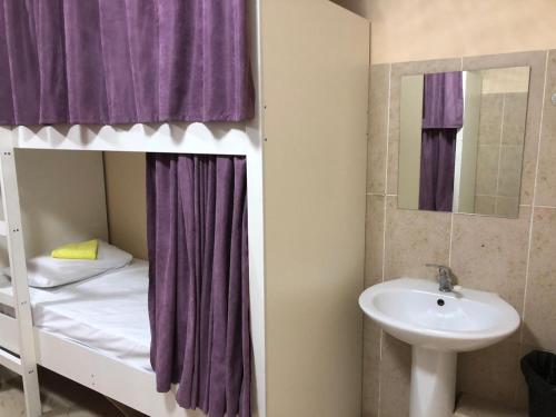 阿斯塔纳Elite Hostel的一间带双层床和盥洗盆的浴室