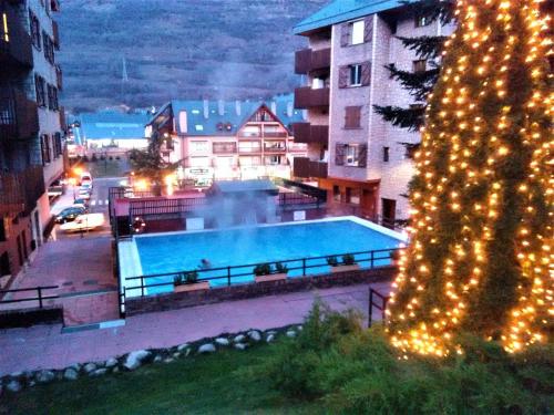 维耶拉VIELHA VII的游泳池旁的圣诞树和灯