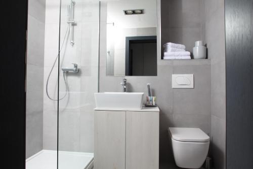 伦达瓦Hotel Cubis的一间带水槽、卫生间和镜子的浴室