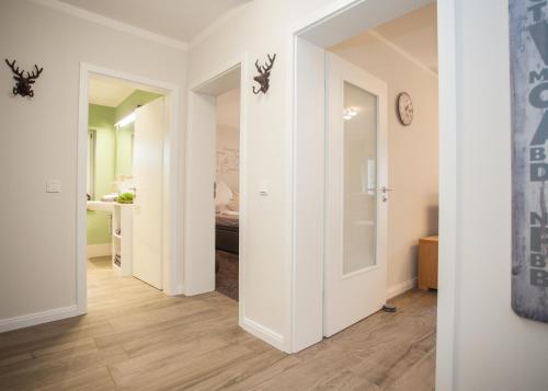 温特贝格Appartement Fichtenweg 31-B的走廊设有白色的墙壁和木地板
