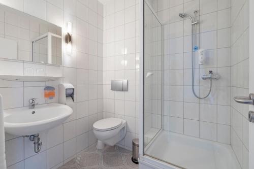 新维德Hotel Imota的浴室配有卫生间、盥洗盆和淋浴。
