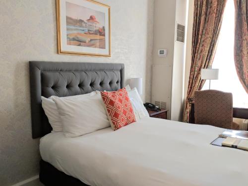 塞伦霍桑酒店的卧室配有带枕头的大型白色床