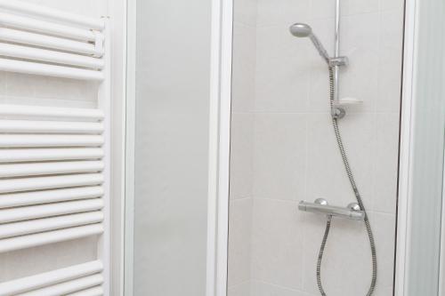 布雷斯肯斯Hello Zeeland - Appartement Port Scaldis 13-111的浴室内配有淋浴和头顶淋浴