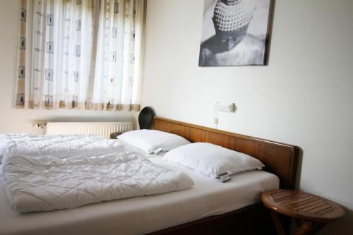布雷斯肯斯Hello Zeeland - Appartement Port Scaldis 13-111的卧室内的一张带两个枕头的床