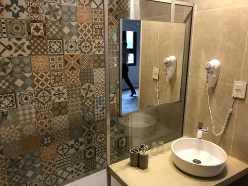 康考迪亚Cristobal Hotel Boutique的一间带水槽和镜子的浴室