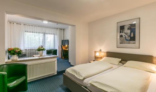 巴特克罗青根巴仁酒店的酒店客房设有床和窗户。