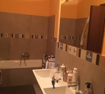 巴勒莫Casa Vincenza的浴室配有盥洗盆和浴缸。