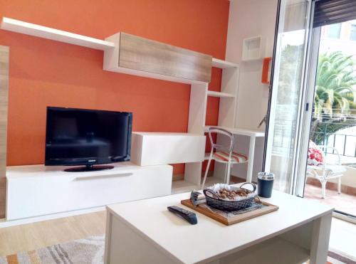 雷凯蒂奥Apartamento centrico en Lekeitio, playa y puerto的客厅的墙上配有电视