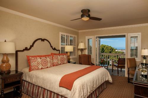 蒙特雷卡萨姆拉斯花园温泉酒店 的一间带大床的卧室和一个阳台