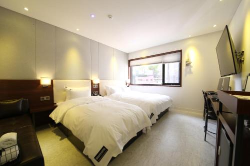 Brooks Hotel Tongyeong客房内的一张或多张床位