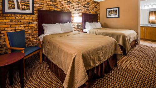 锡代利亚国展贝斯特韦斯特酒店的酒店客房,配有两张床和椅子
