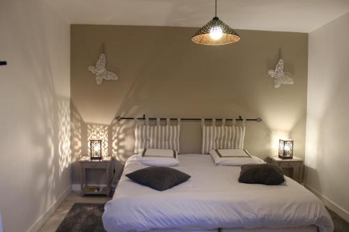 图尔查姆普斯度假屋的一间卧室设有两张床,墙上挂着蝴蝶。