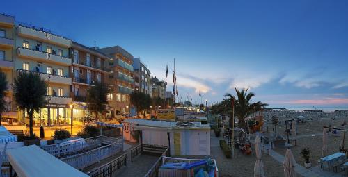 加比切马莱卡威赛玛诺酒店的享有拥有建筑和海滩的城市美景