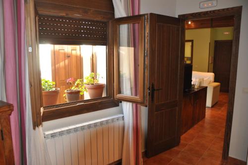 钦琼艾尔阿布鲁葵可卡萨乡村酒店的一间窗户的房间,里面装有盆栽植物