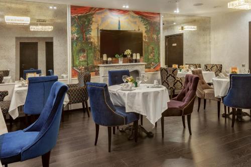 莫斯科Seasons Boutique Hotel的一间带桌椅和壁炉的用餐室