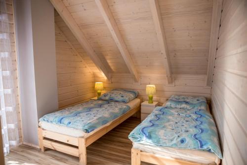 GolczowiceNa Dworosku的配有木天花板的客房设有两张床。
