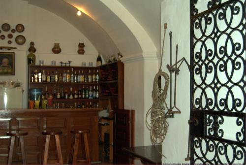 拉塔昆加拉谢内加庄园酒店的一间设有吧台和门的酒吧的房间