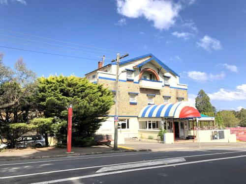 肯图巴The Clarendon Motel Katoomba的街道拐角处的建筑物