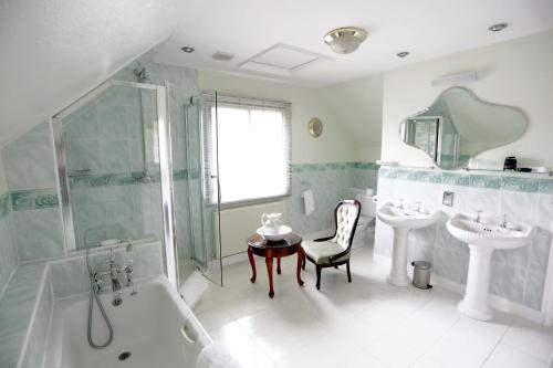 雷丁法国圆号酒店的带浴缸、水槽和淋浴的浴室