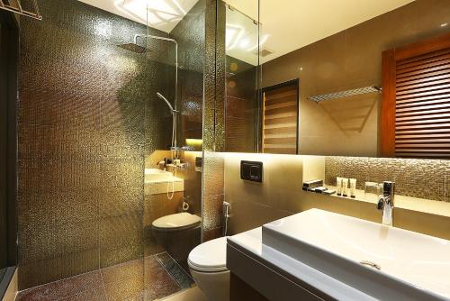 宋卡Montana Hotel Songkhla的浴室配有卫生间、盥洗盆和淋浴。