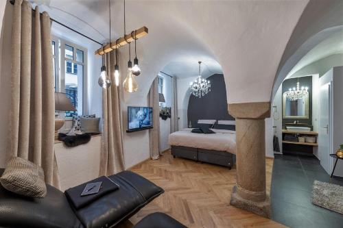 帕绍Passau42的一间卧室配有一张床和一个沙发
