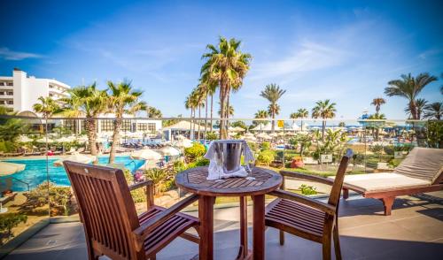 阿依纳帕Adams Beach Hotel & Spa的一个带茶具的桌子,位于一个与度假村的阳台的顶部