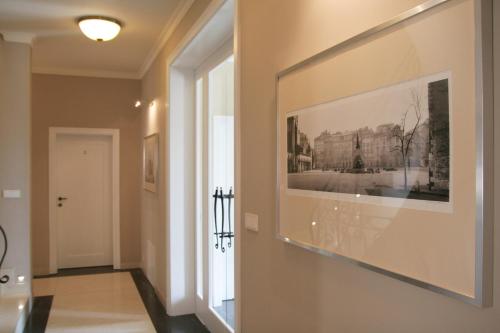 克拉科夫朱莉娅别墅酒店的墙上挂有画的走廊