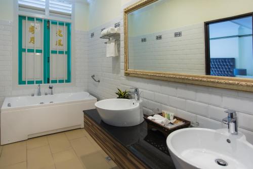 艾瓦马六甲酒店的一间浴室