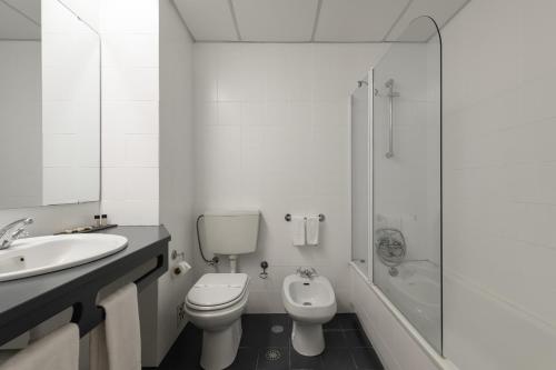 圣塔伦阿沐酒店的浴室配有卫生间、盥洗盆和淋浴。