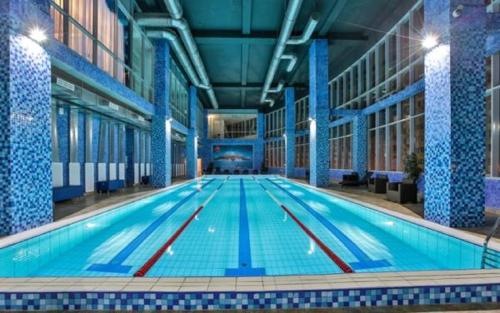 奥布宁斯克特瑞富酒店的大型建筑中的大型游泳池